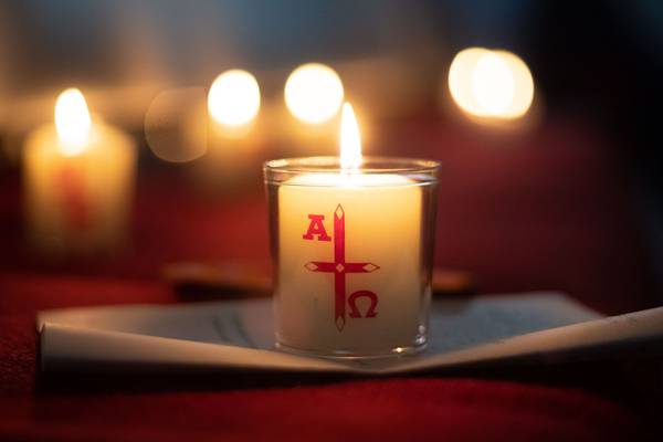 brennende Osterkerzen